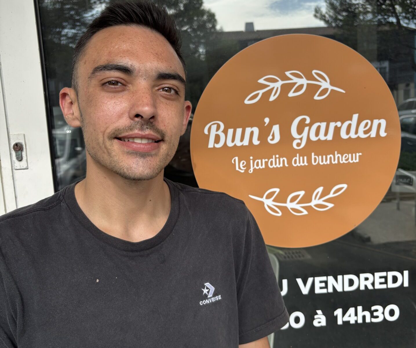 Maxime client de la solution auditive devant son restaurant
