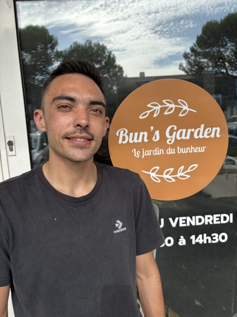 Maxime client de la solution auditive devant son restaurant